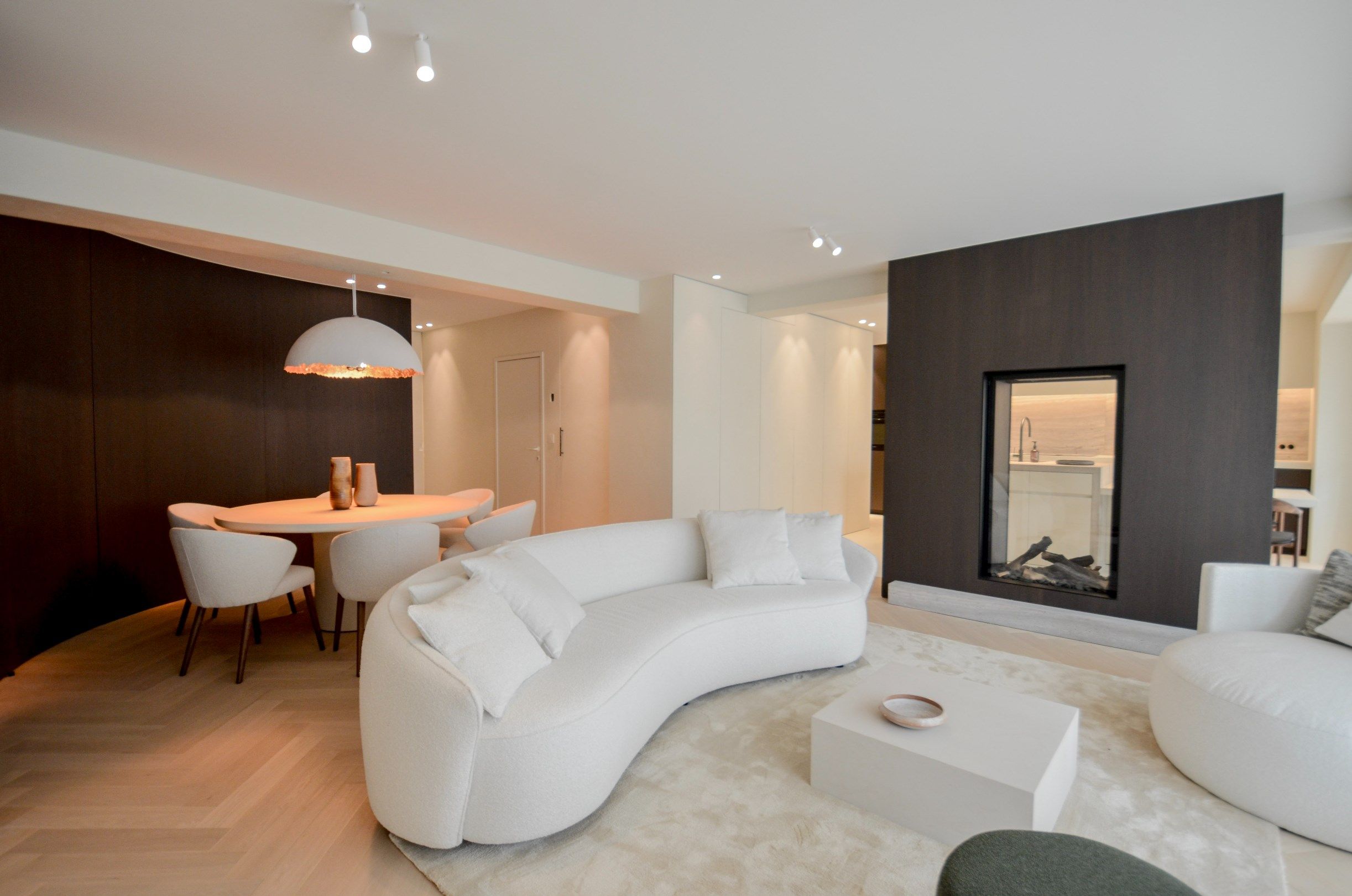 Uitzonderlijk ,tijdloos volledig gerenoveerd appartement met een open zicht . foto {{pictureIndex}}