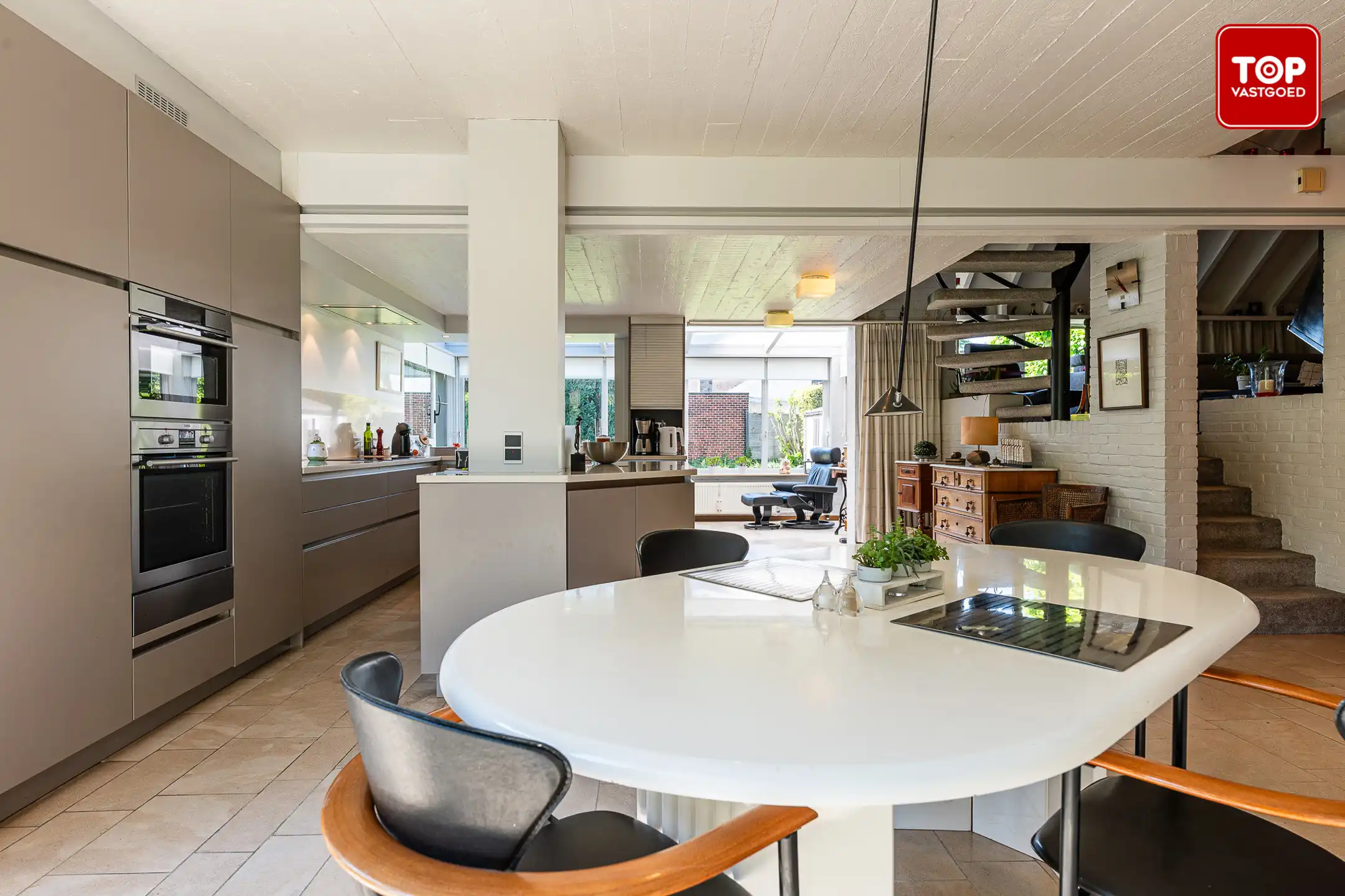 Architecturale woning met unieke split-level indeling op 659 m² in het groene Wondelgem foto 9
