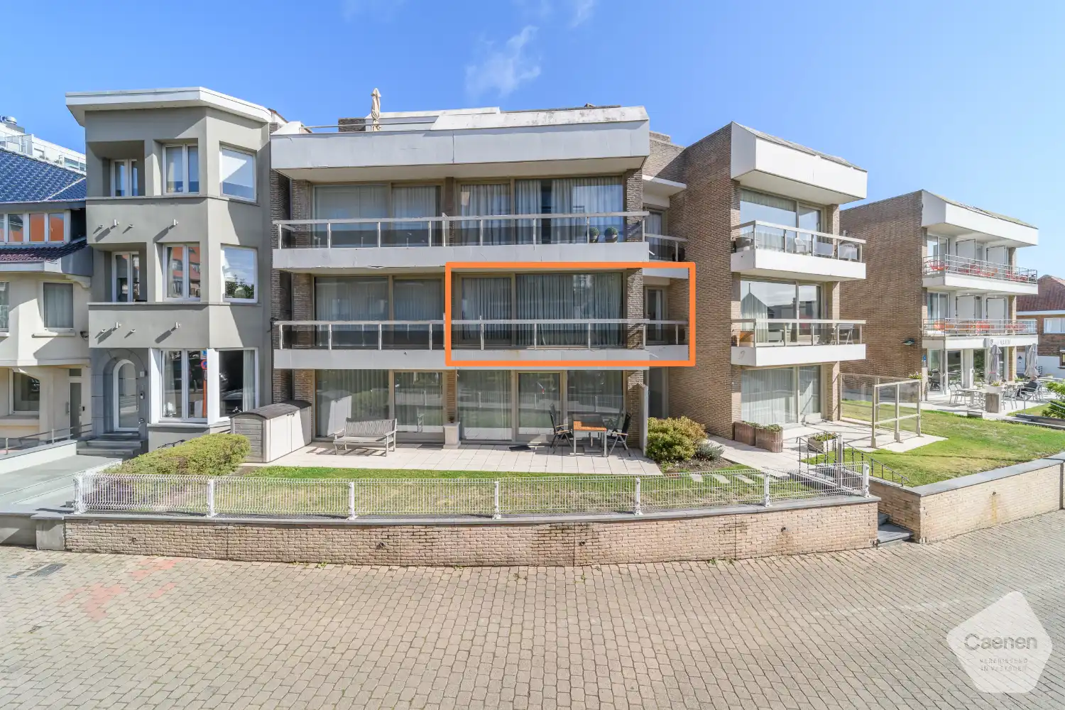 Unieke kans: ruime, gerenoveerde studio met slaaphoek en zuidgericht terras in hartje De Panne foto 6
