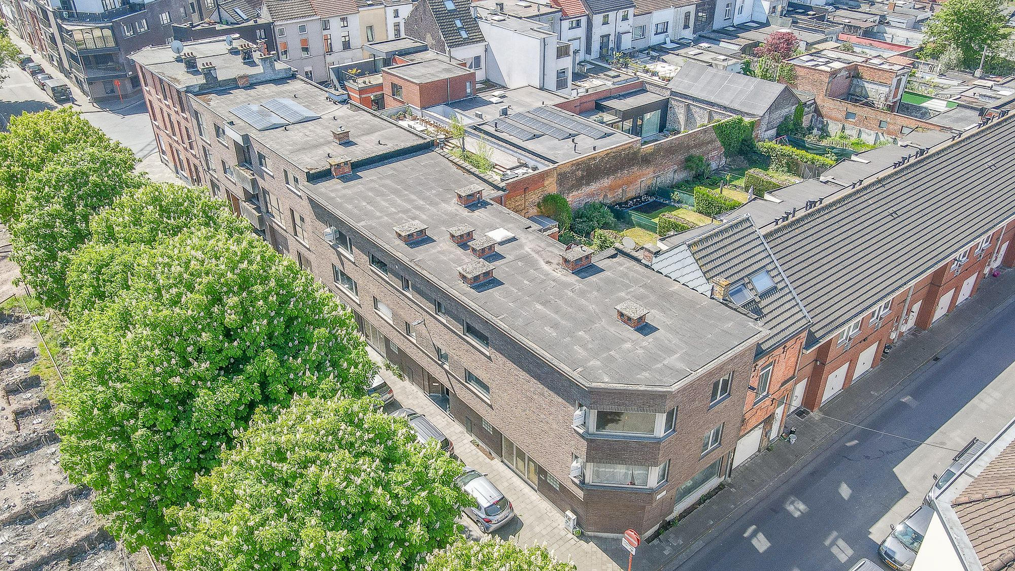 Appartementsgebouw bestaande uit 4 appartementen en handelsruimte foto {{pictureIndex}}