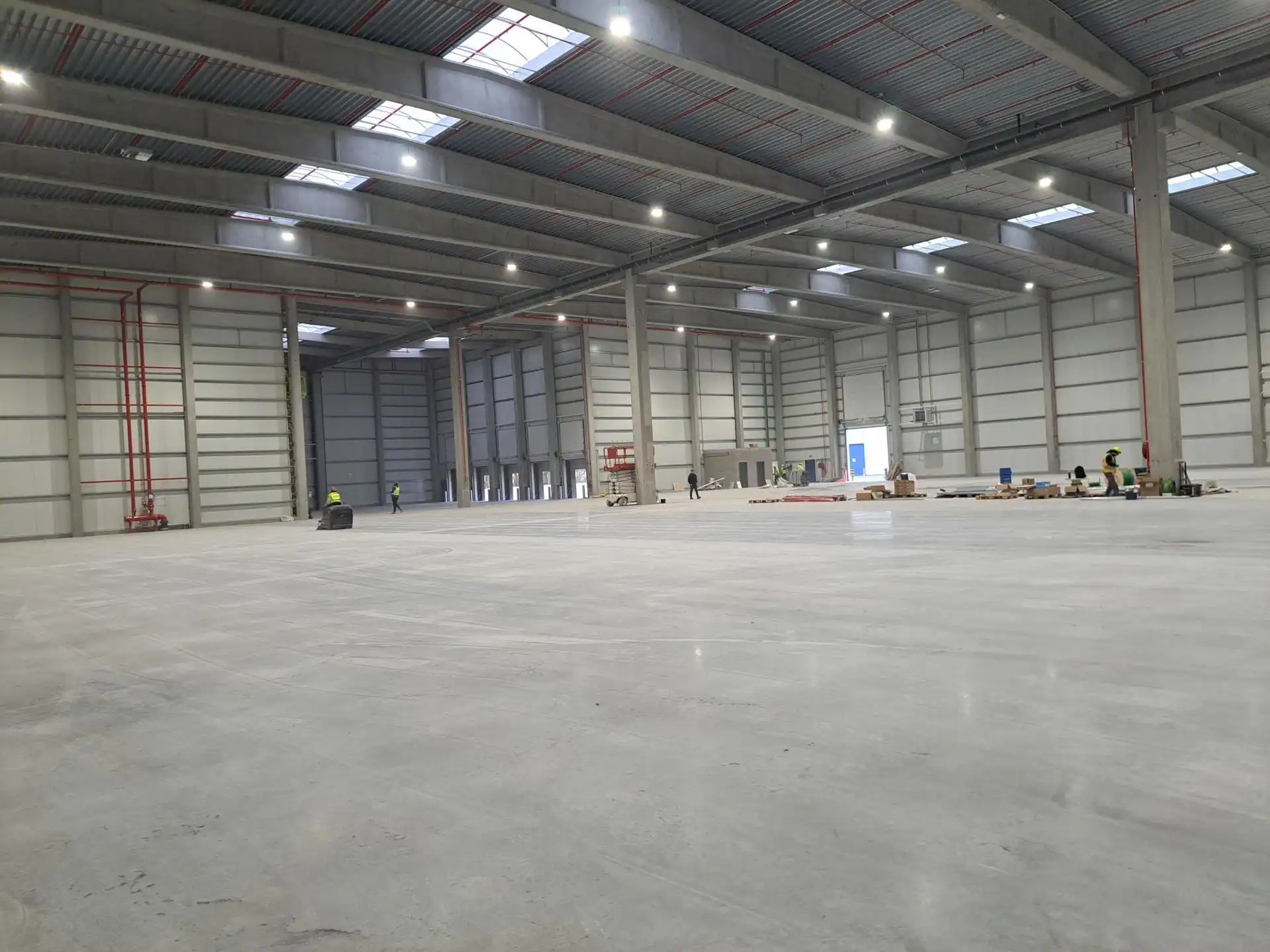 Nieuwbouw magazijn van 6.444m² met 5 los- en laadkades te huur. foto 2