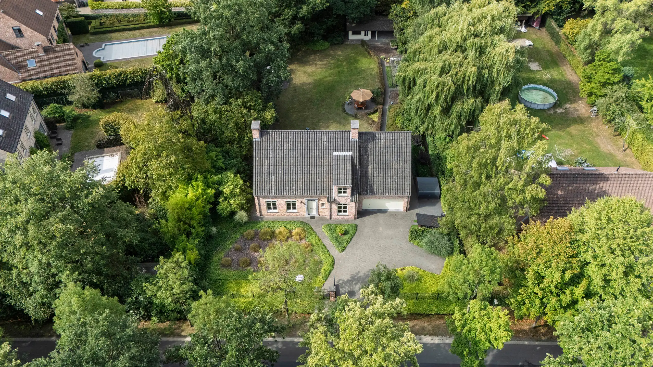 Ruime villa met aangelegde tuin foto 35