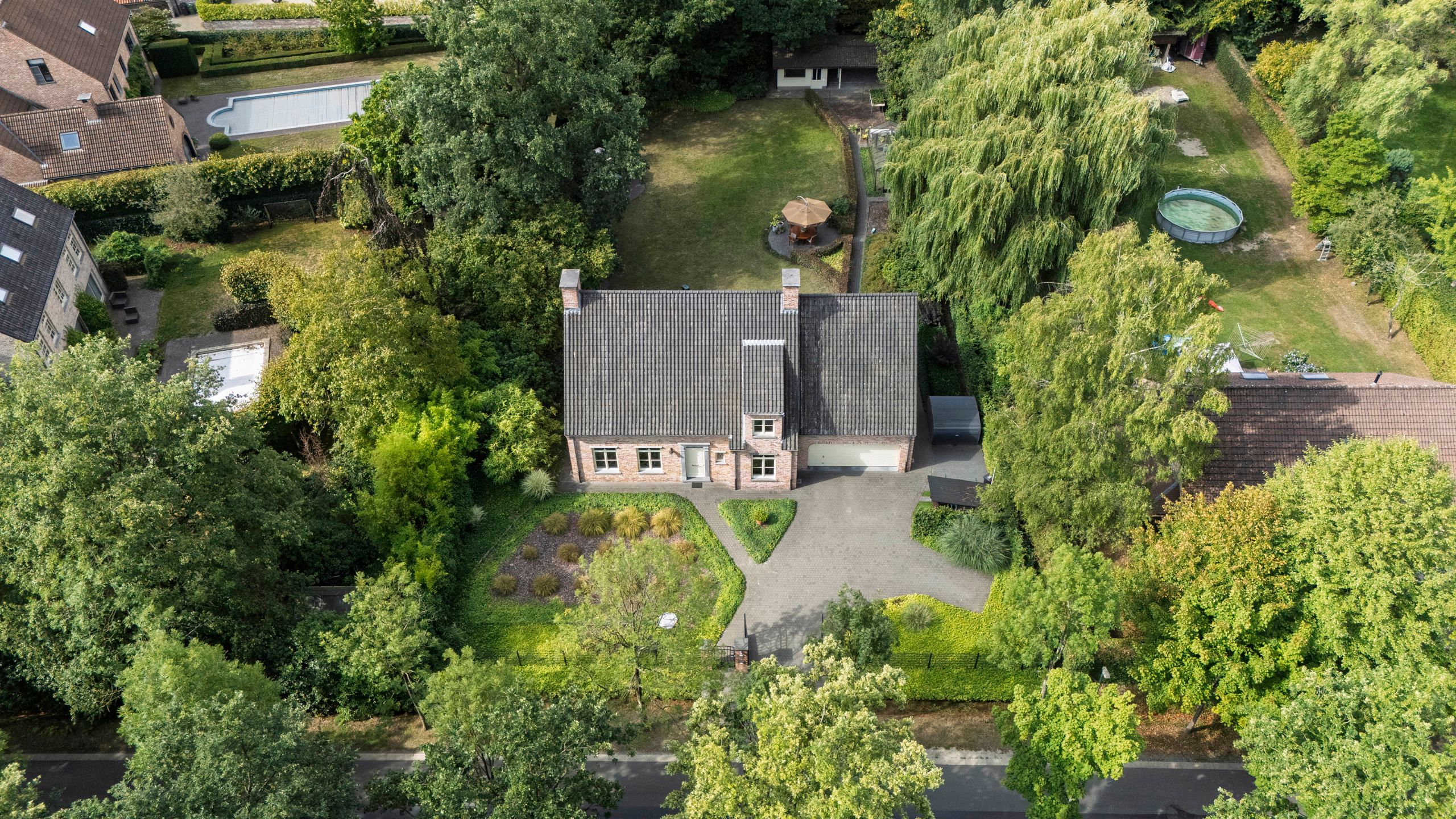 Ruime villa met aangelegde tuin foto 35