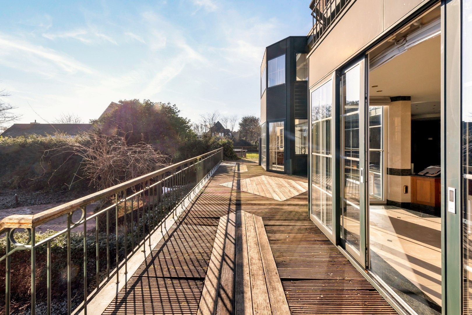 GEBOUW OP 2588M² MET 447M² BEW. OPP., 5 SLPKS, 3 BADKAMERS EN 3 GARAGES AAN DE LEIE foto 2