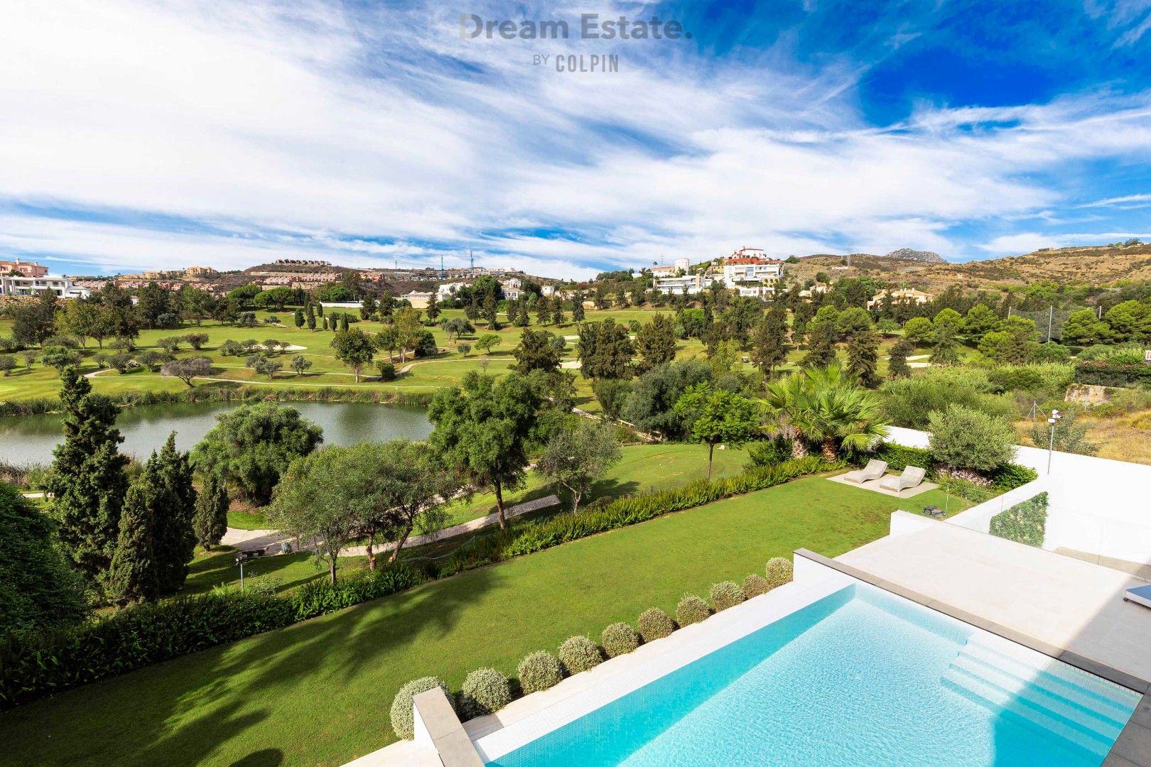 Villa gelegen aan de golf van La Alqueria. foto {{pictureIndex}}