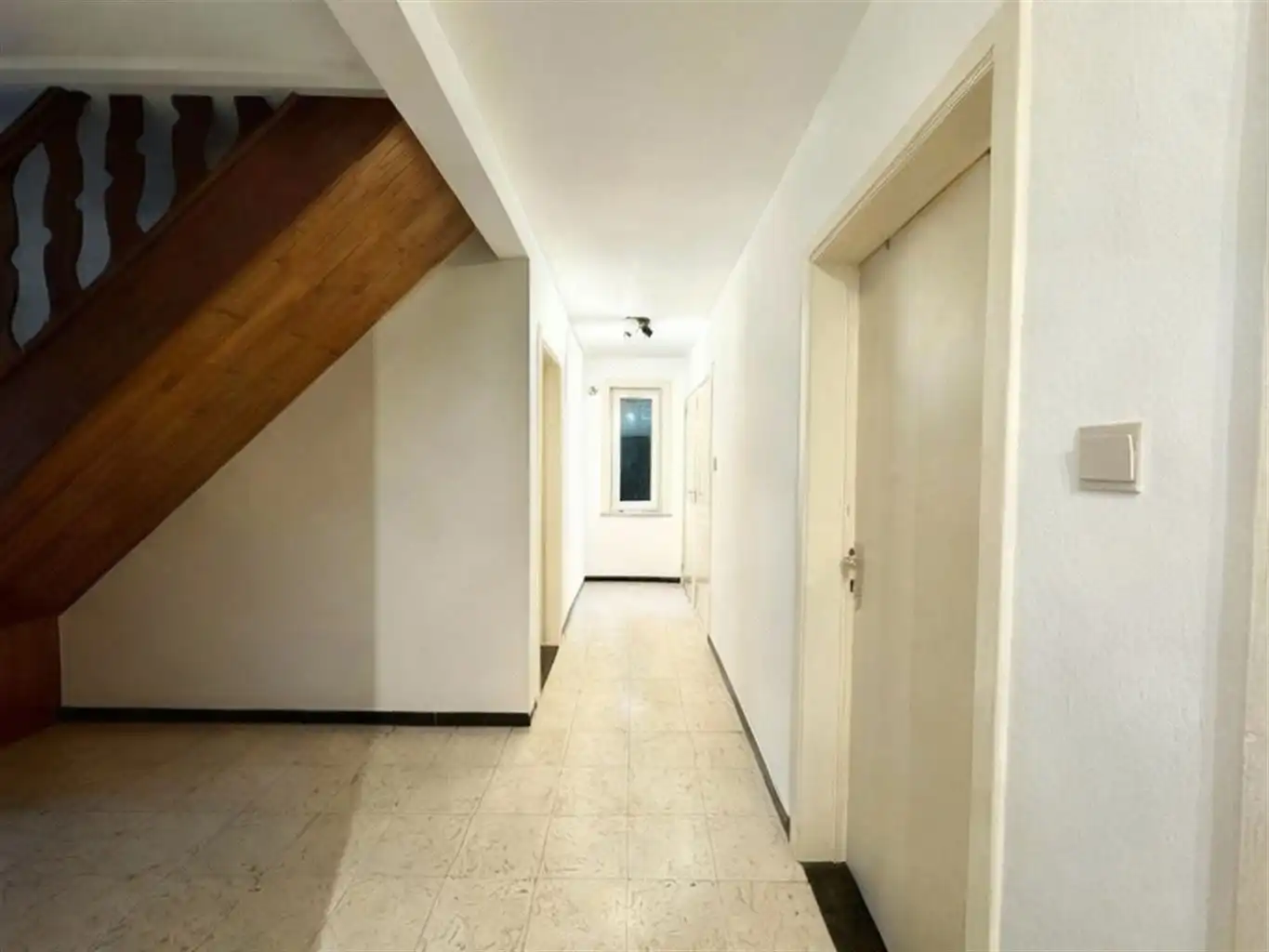 Ruim gelijkvloers appartement met 2 slaapkamers, tuin en garagebox. foto 4