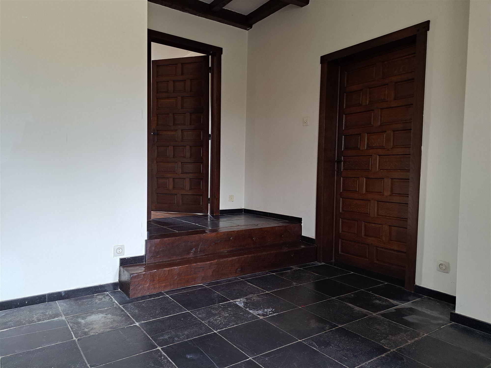 Rustiek landhuis met 3 slaapkamers, garage en grote tuin.  foto 2