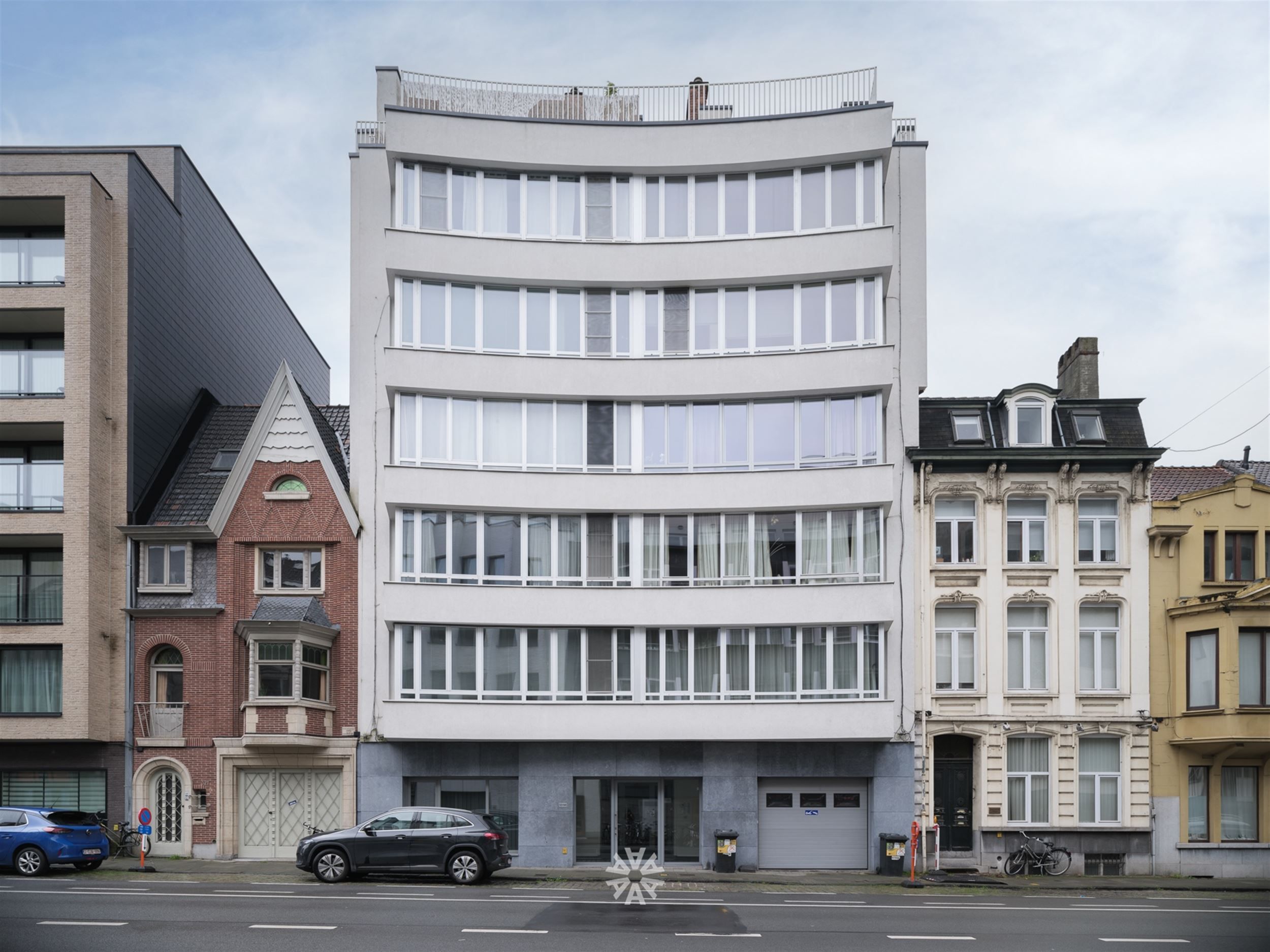 Instapklaar appartement met groot terras vlakbij station Gent Sint-Pieters foto 1