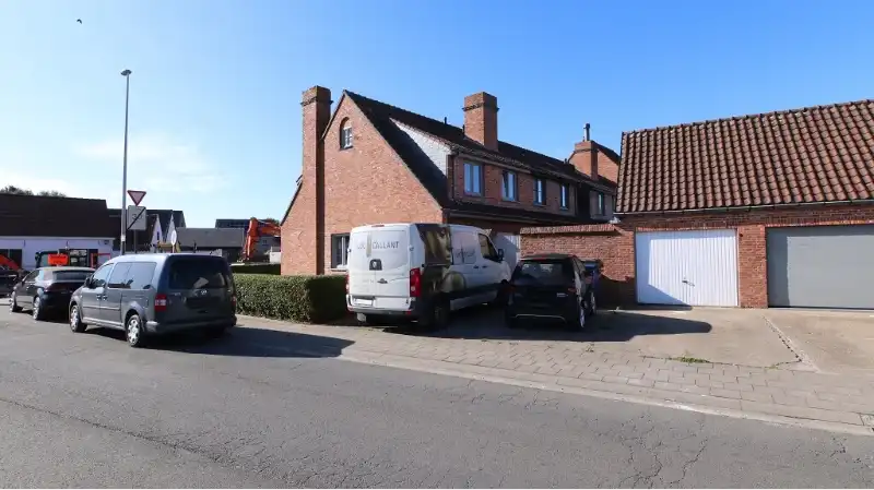 Ruime koppelwoning met 3 slaapkamers Garage en Tuin te huur in Brugge foto 16