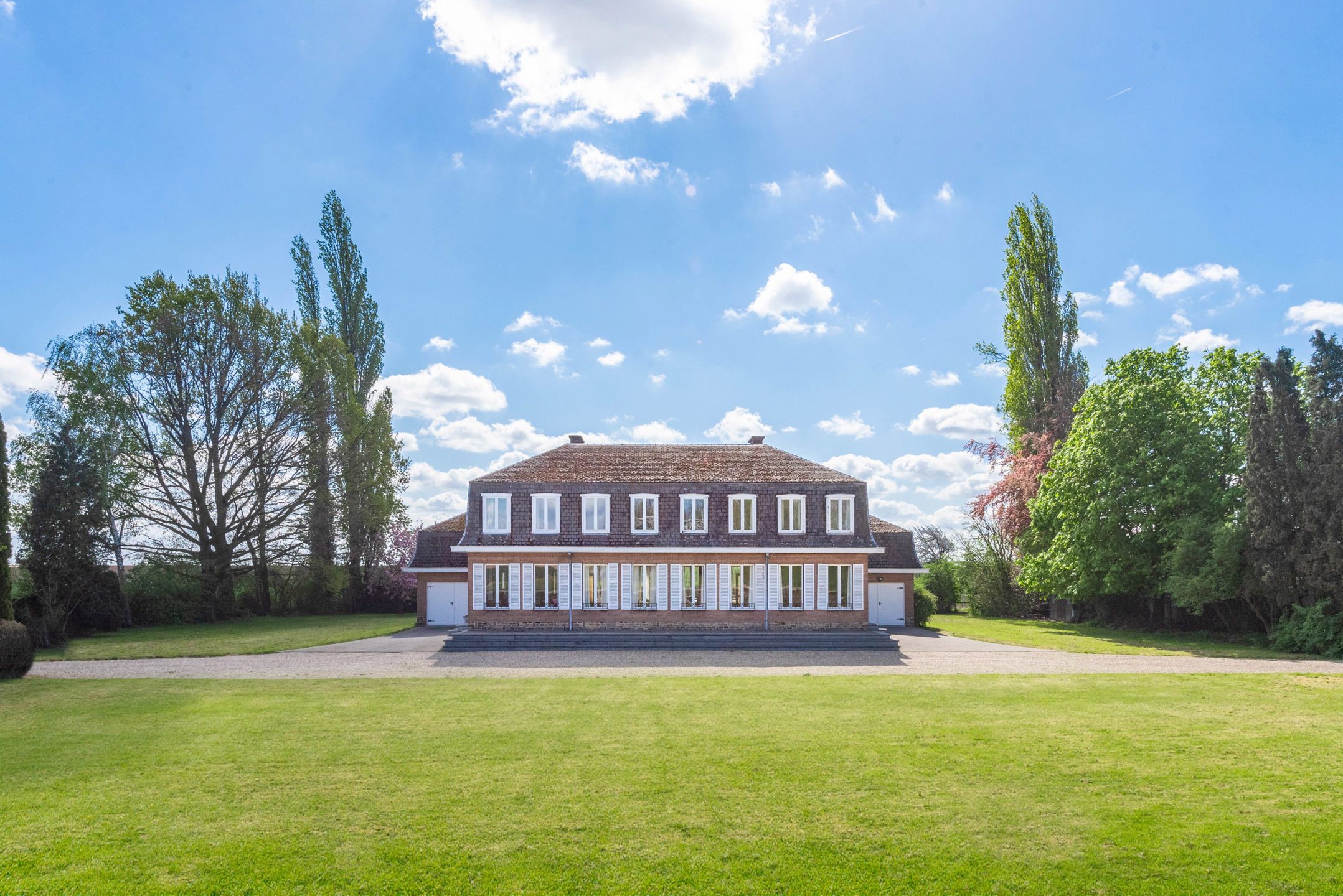 Hoofdfoto van de publicatie: Landhuis te midden van een landelijke omgeving