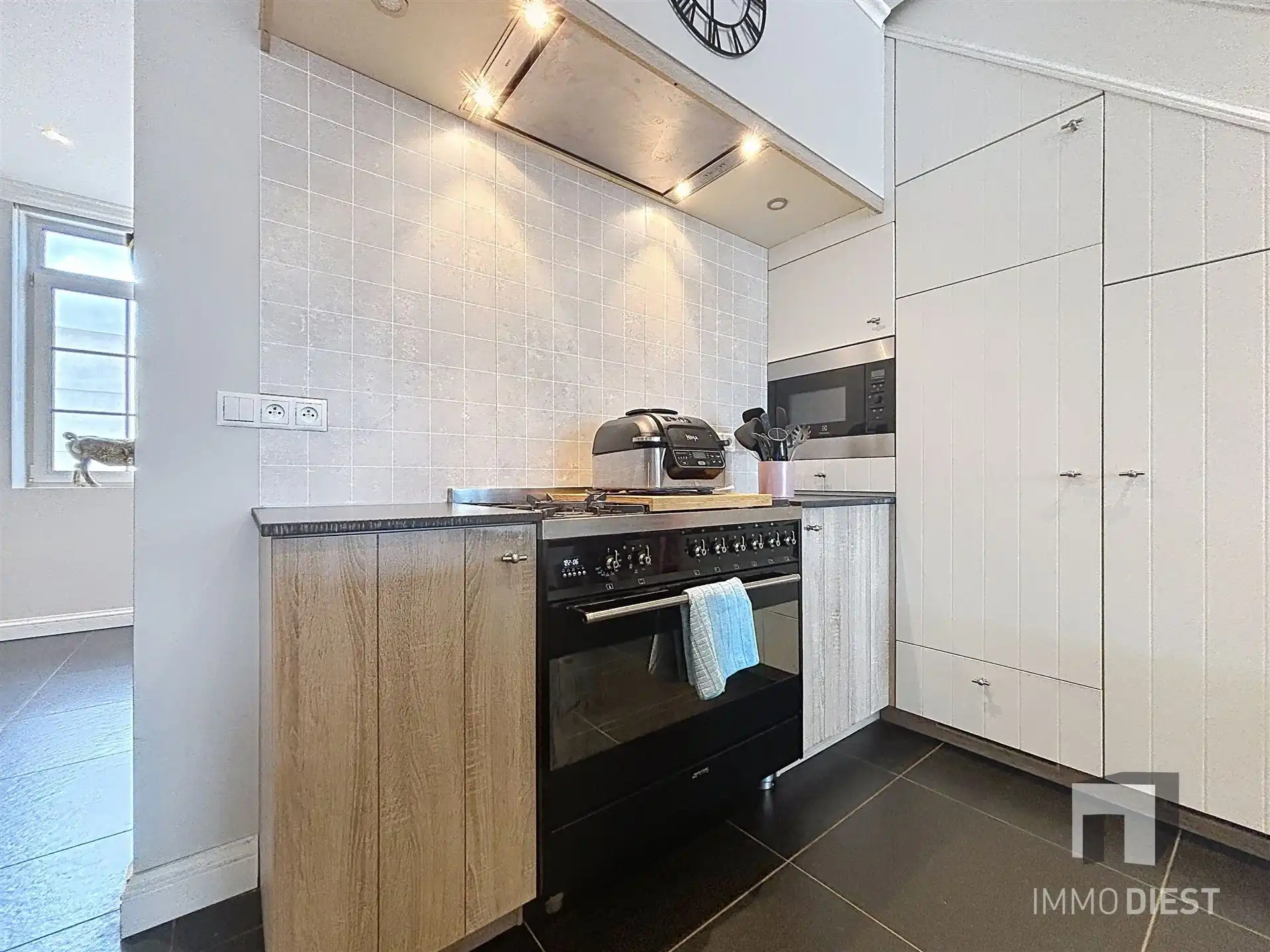 Charmante, instapklare gezinswoning met 3 ruime slaapkamers op 8a 52ca. foto 3