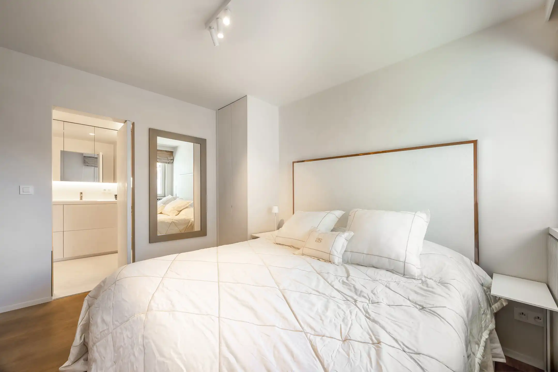 Luxueus gerenoveerd hoekdakappartement met frontaal zeezicht foto 22