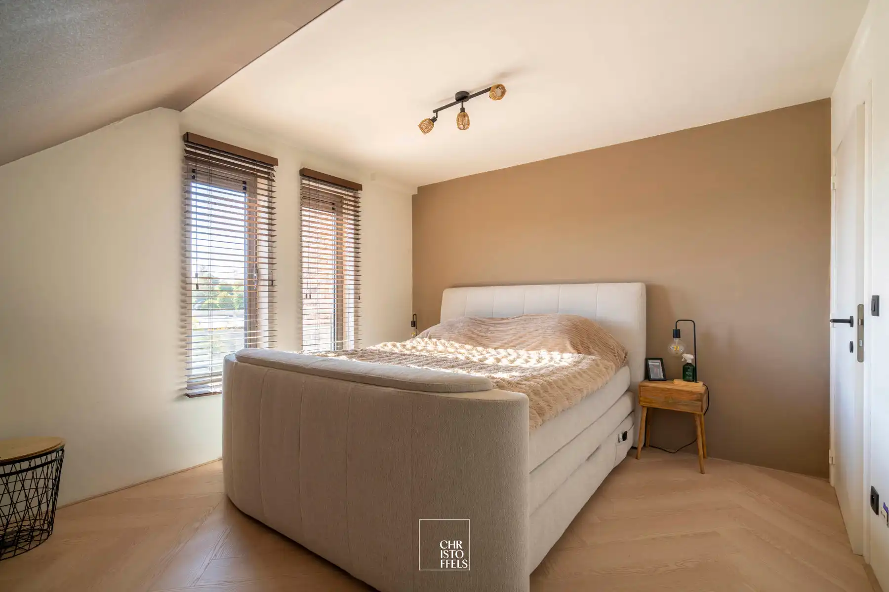 Stijlvol gerenoveerd 2-slaapkamerappartement (101m²) met garagebox in Lanaken!  foto 12