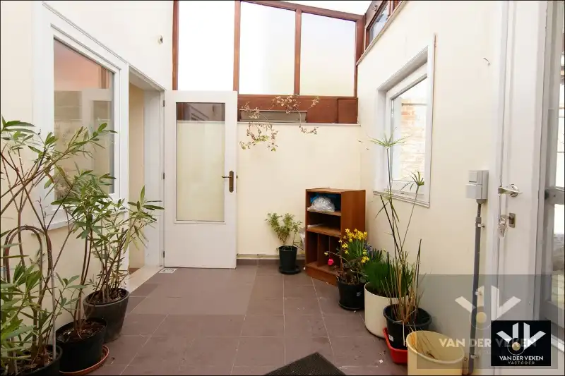 Ruime en goed gelegen te moderniseren rijwoning met gezellige binnekoer, garage en/of atelier foto 11