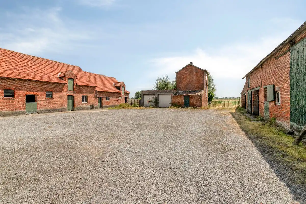 Te renoveren hoeve met landbouwgrond te koop in Wervik!  foto 3