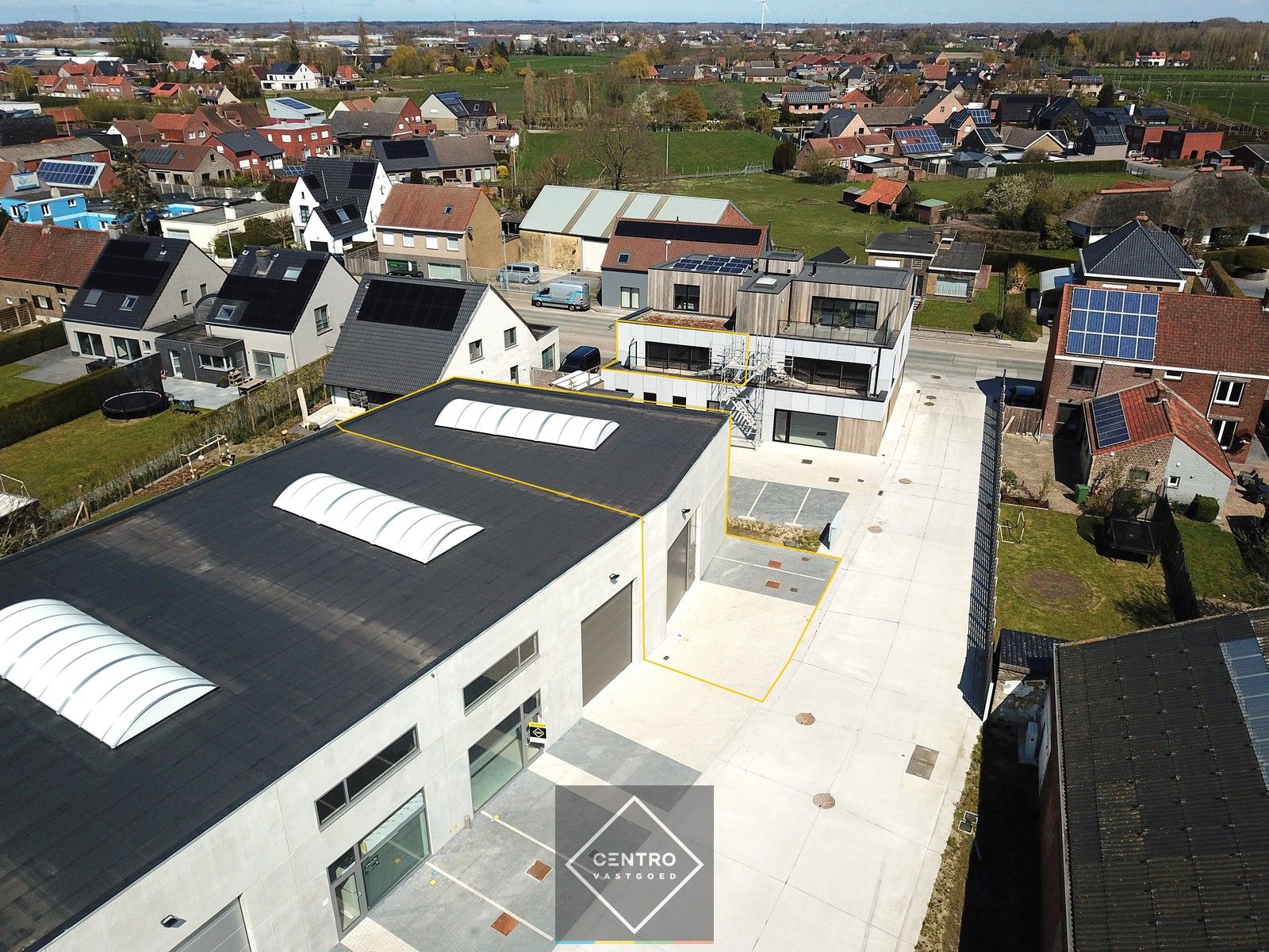 Goed geïsoleerd MAGAZIJN (174m²) met volledig afgewerkt APPARTEMENT (103m2 - 1ste V.), voorzien van ZONNE-terras, private parkeerplaatsen en fietsenberging achter het gebouw. foto 2