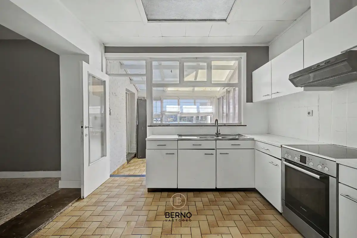 Te renoveren gezinswoning met uitgestrekte tuin en opslagplaats. foto 9