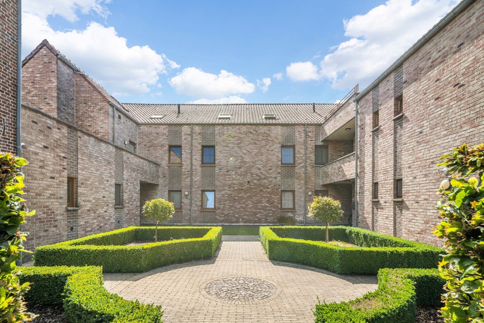 Verzorgd gelijkvloers appartement met 2 slaapkamers, ruim terras, garage en berging foto 2
