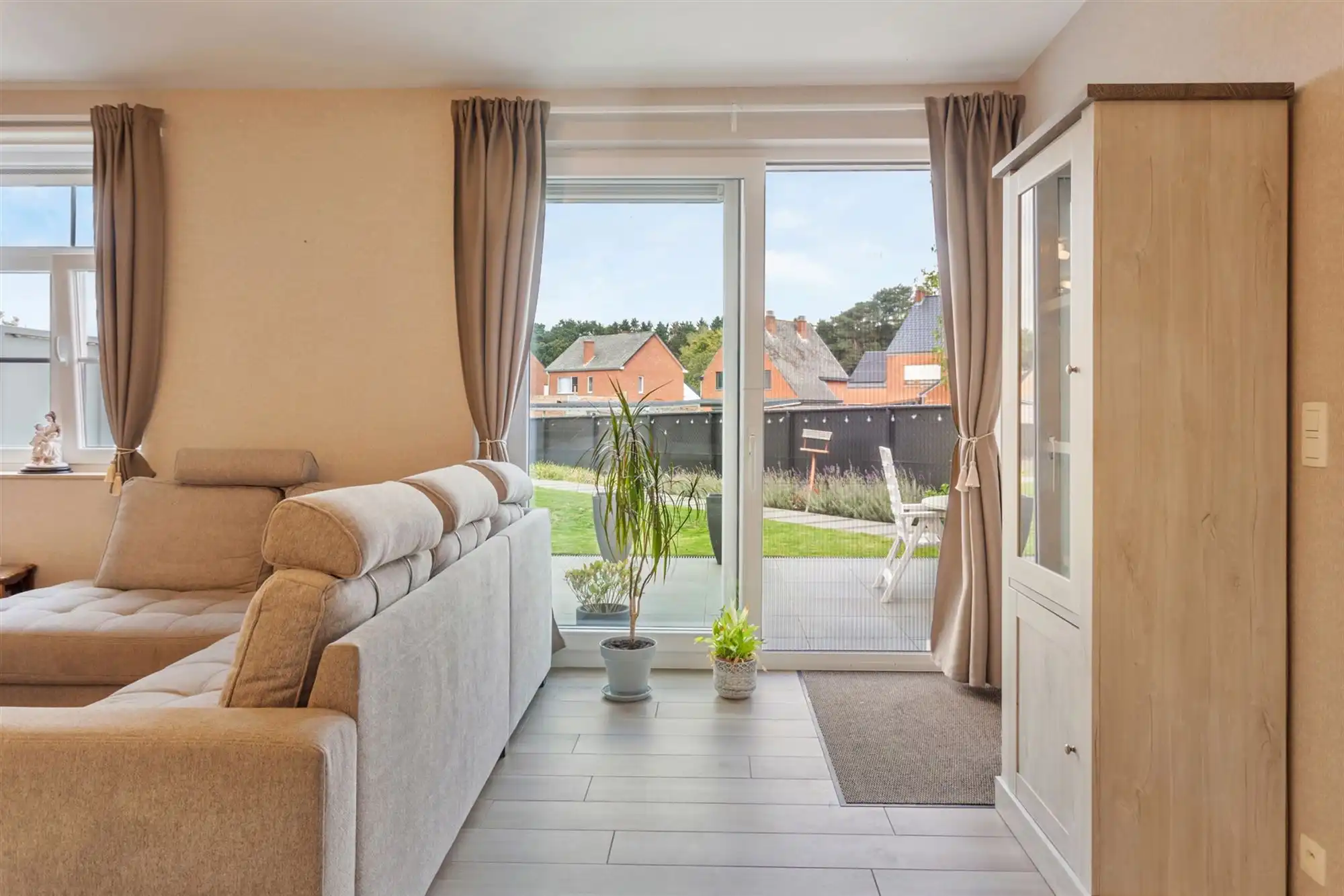 RECENT GELIJKVLOERS APPARTEMENT MET BIJHOREND TERRAS EN RUIME PRIVATE TUIN GELEGEN TE MEERHOUT foto 6