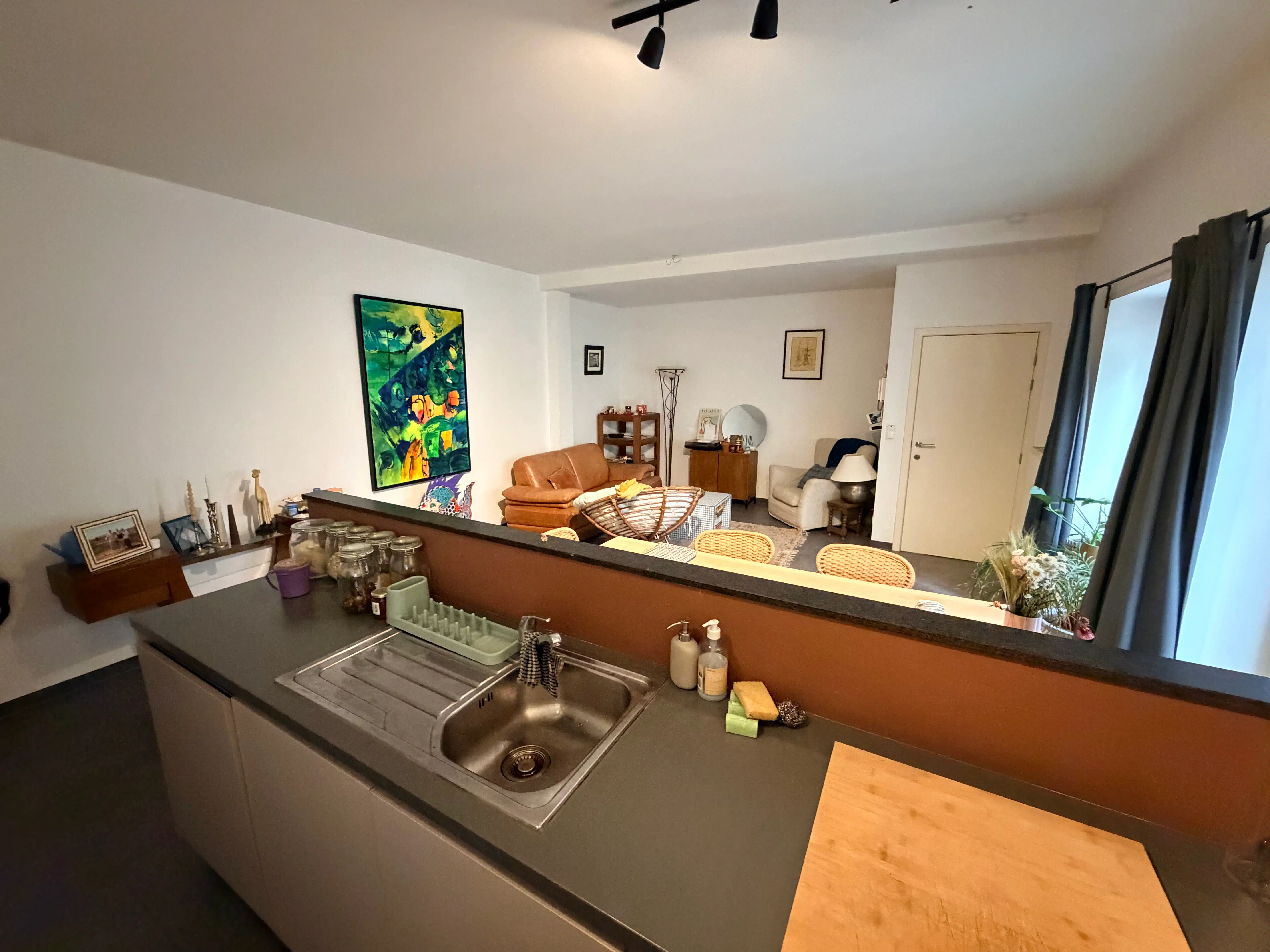 --- NIEUW --- Gezellig gelijkvloers appartement met 2 slaapkamers en terras op wandelafstand van het historisch centrum. foto 6