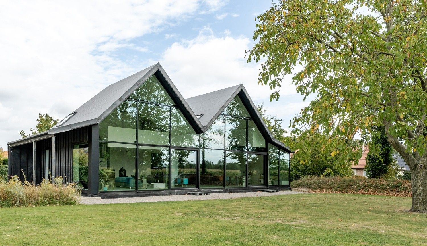 Moderne villa met bijgebouw op unieke landelijke ligging in centrum Zwevezele foto {{pictureIndex}}