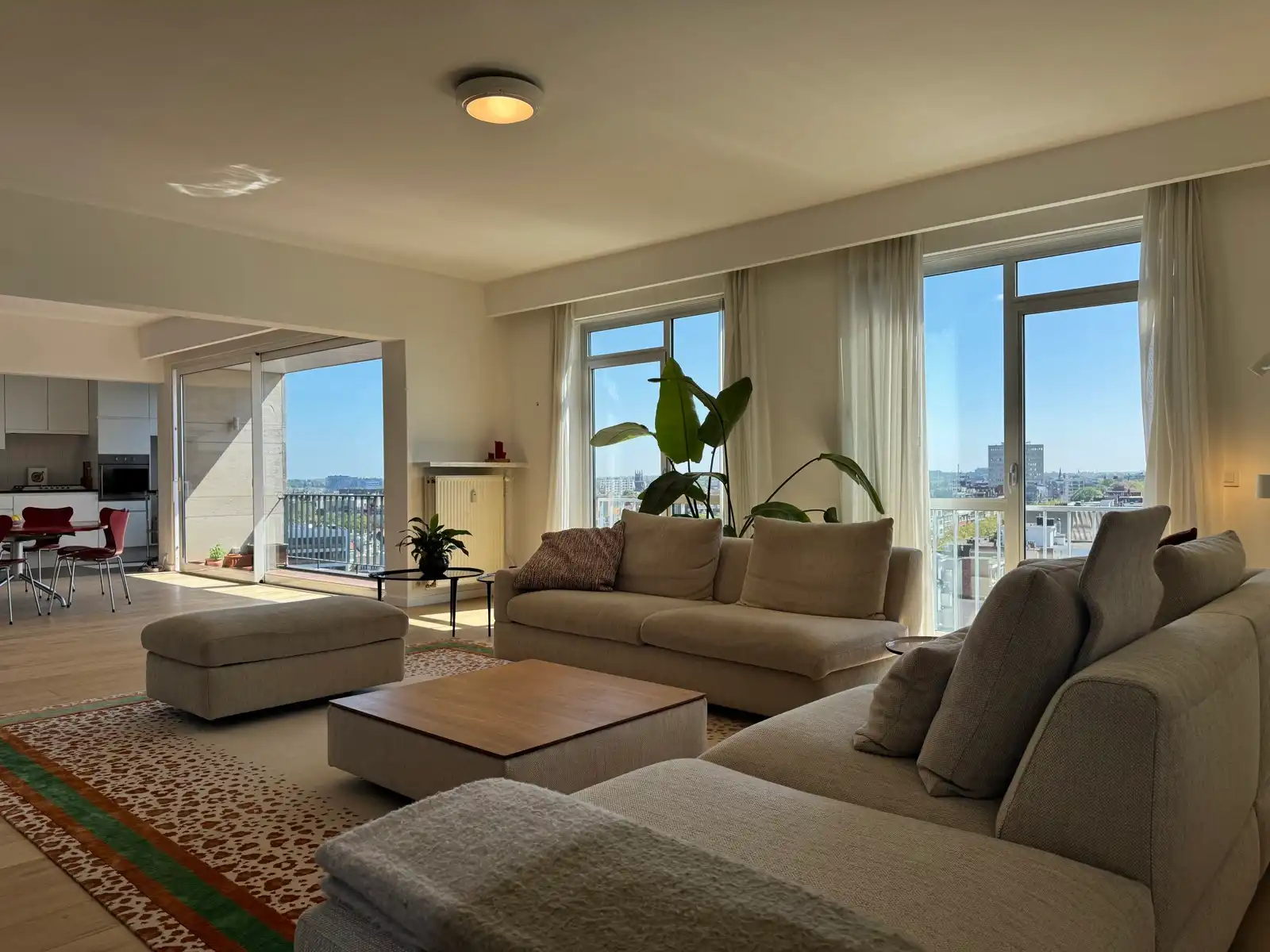 Ruim & lichtrijk  3 slaapkamer app. met Panoramisch Uitzicht foto {{pictureIndex}}