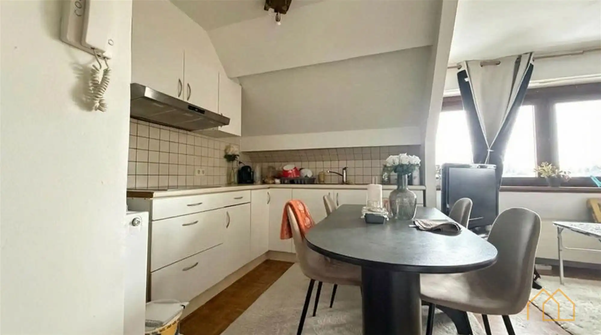 Dakappartement met 2 slaapkamers en parkeerplaats foto 3