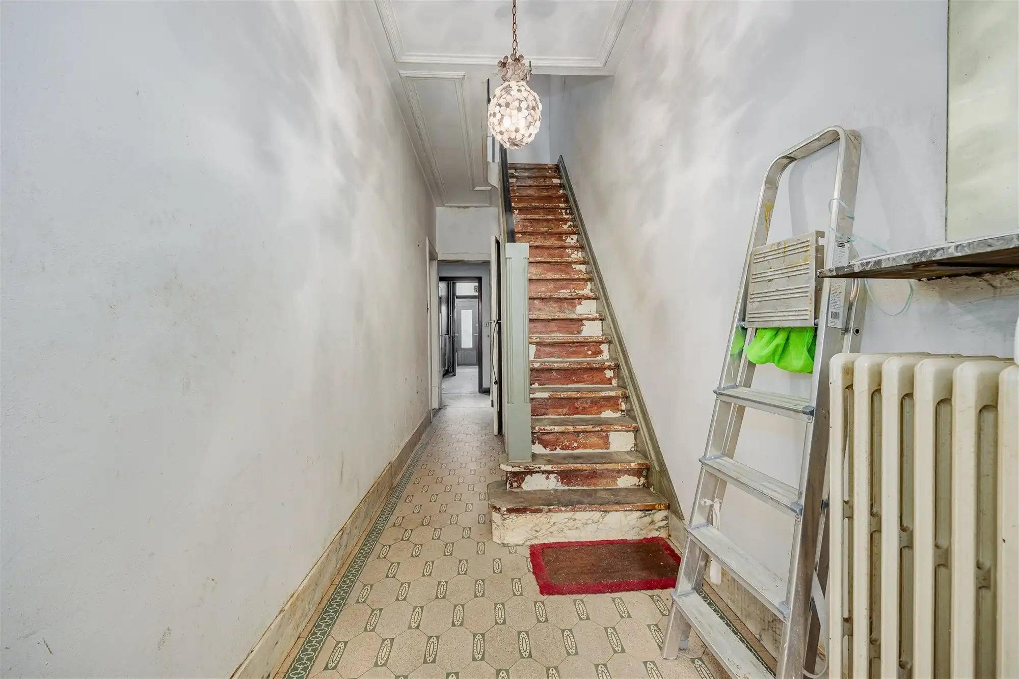 Te renoveren woning met 4 - 5 slk en garage foto 10