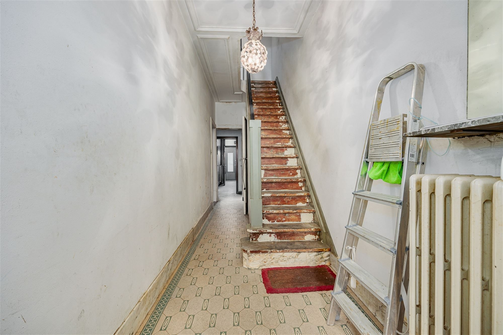 Te renoveren woning met 4 - 5 slk en garage foto 10