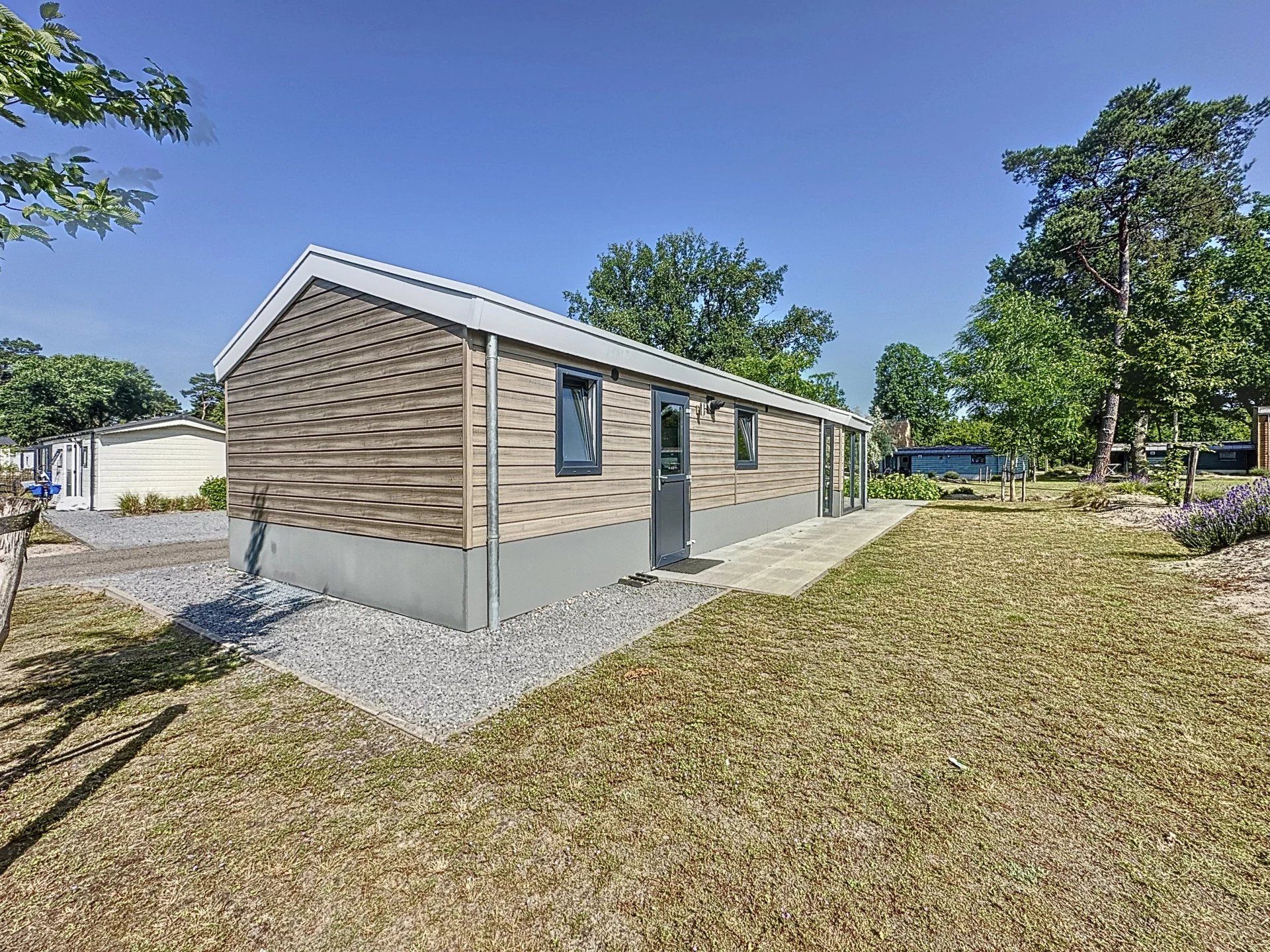 Volledig uitgeruste chalet voor 4 personen op recreatiepark Europarcs met zicht op het water foto {{pictureIndex}}
