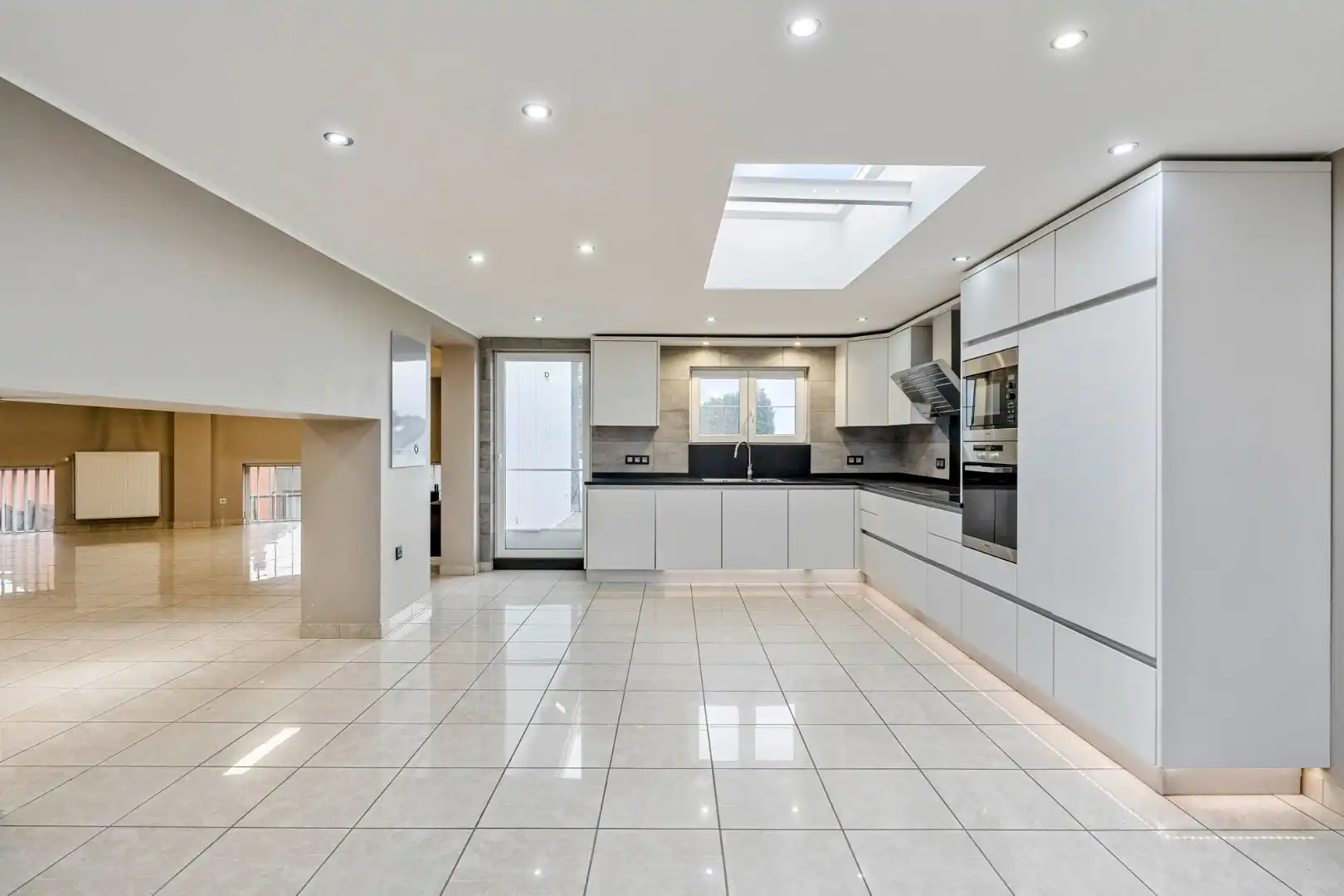 Bedrijfsgebouw met kantoren, magazijnen en woonst - groot 2580 m² foto 32