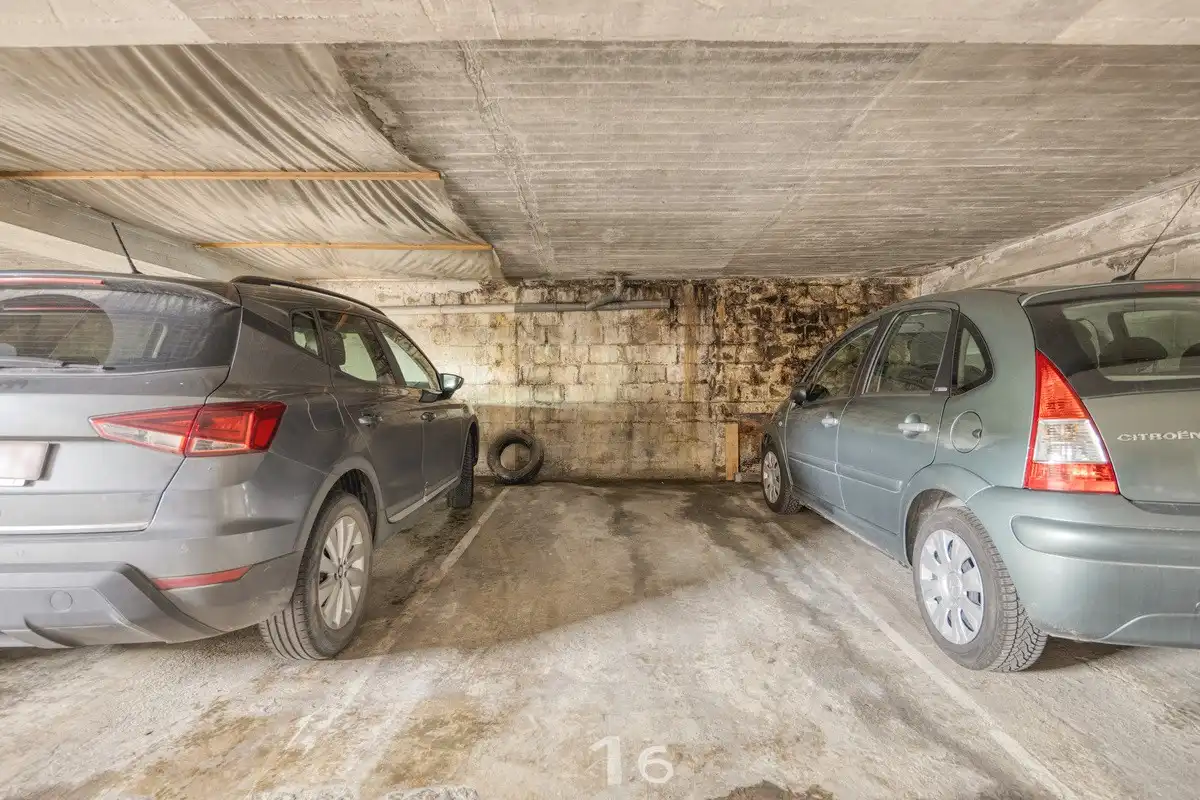 Luxueus, volledig gerenoveerd appartement met 3 slaapkamers, autostaanplaats en kelder foto 14
