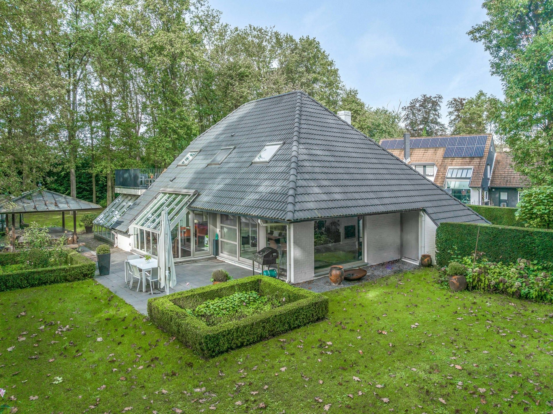 Ruime moderne villa met volwassen tuin en exotische jacuzzi foto 2