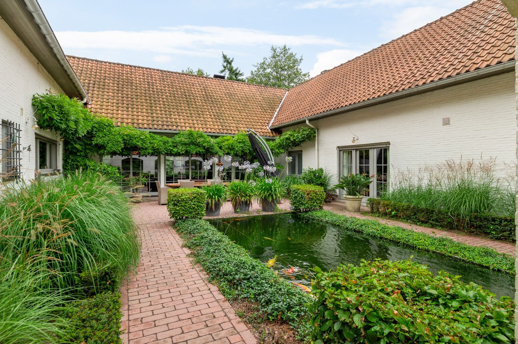 Hoofdfoto van de publicatie: Prachtige villa in een oase van rust en privacy op toplocatie