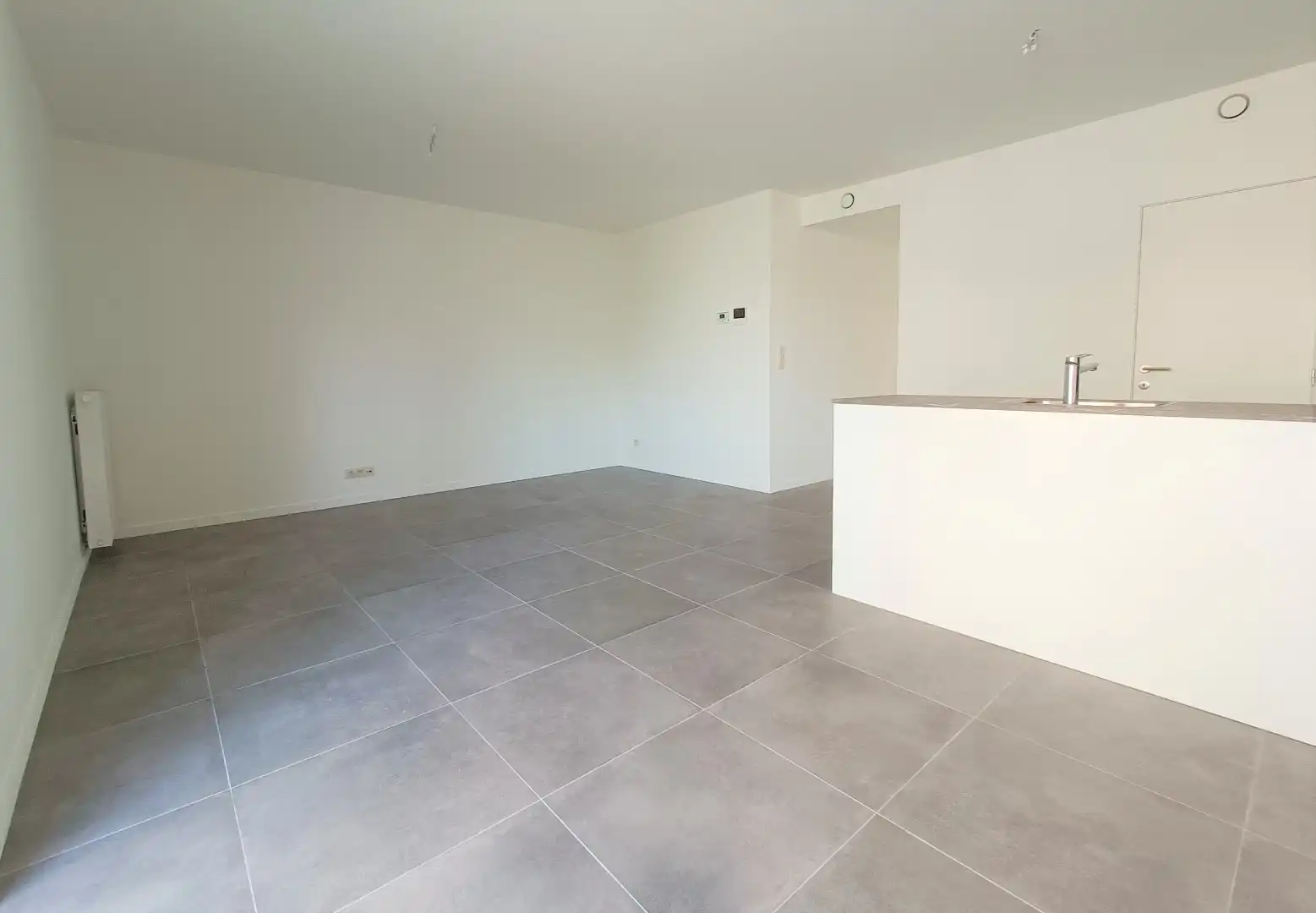 RECENT GELIJKVLOERS APPARTEMENT MET GROOT TERRAS EN AUTOSTAANPLAATS foto 7