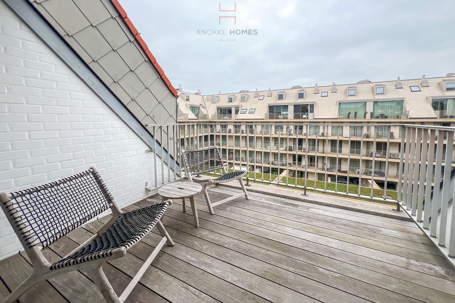 Ruime en gezellig gemeubelde vakantie-duplex met 2 mooie terrassen op de Van Bunnenlaan foto 7
