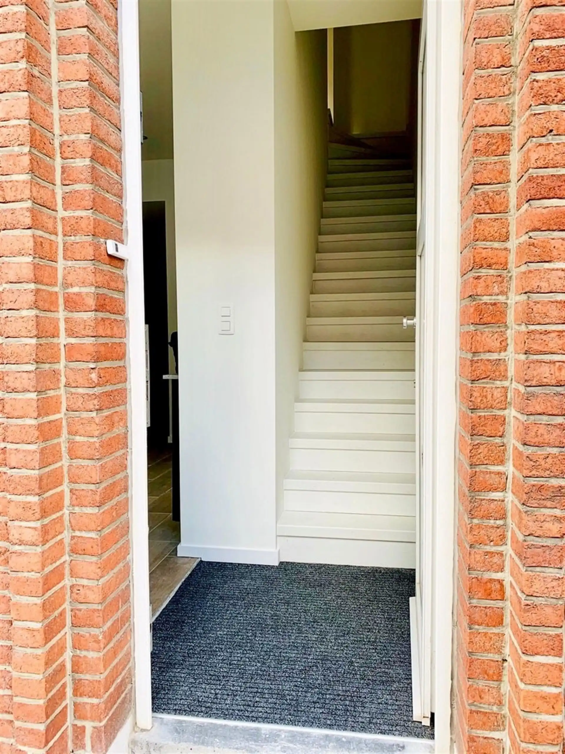 Centraal gelegen, instapklare stadswoning met 2 slaapkamers foto 2