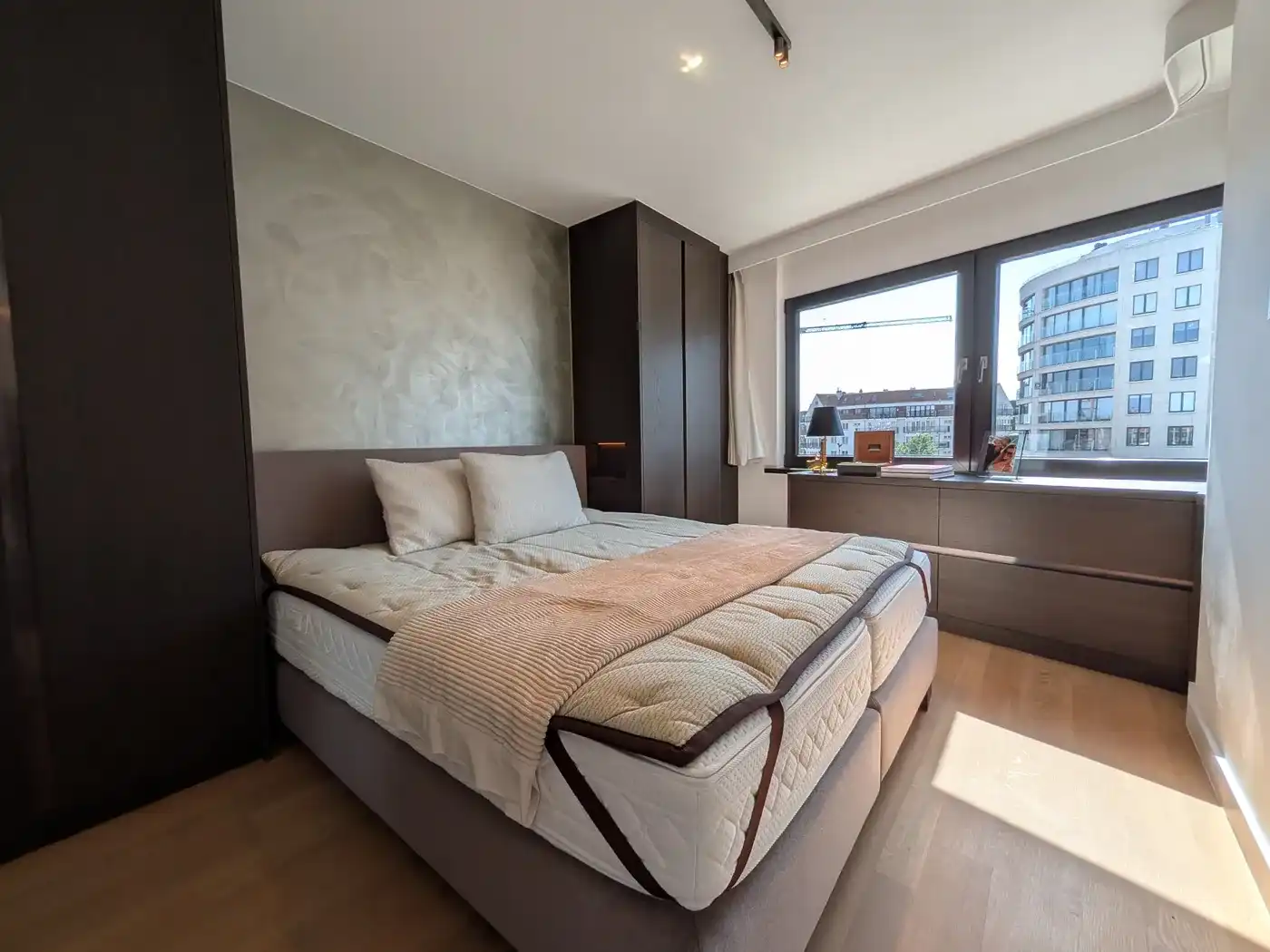 Exclusief afgewerkt en instapklaar 2 slaapkamer appartement met zeezicht en zonneterras op het Albertplein. foto 6