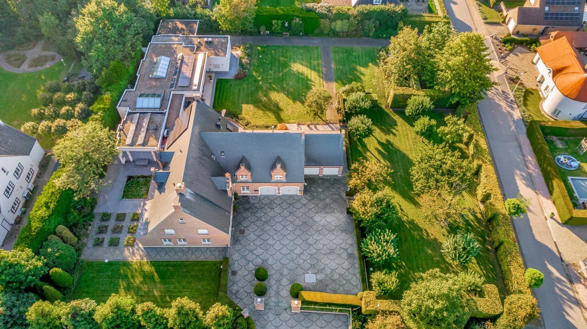 Royale villa met grote tuin in residentiële buurt vlakbij het centrum foto 27