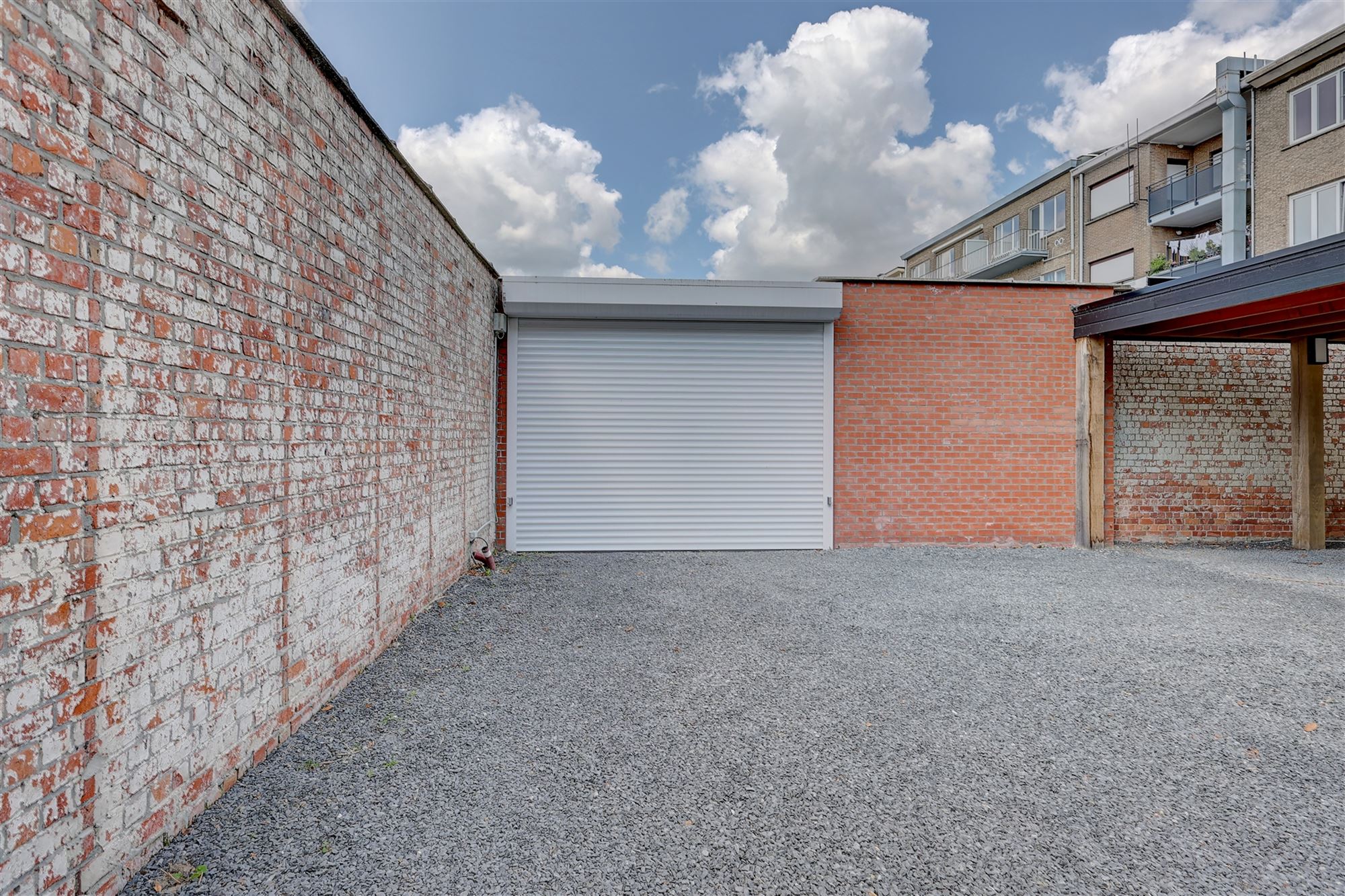 Ruime garagebox met optie intallatie laadpaal foto 5
