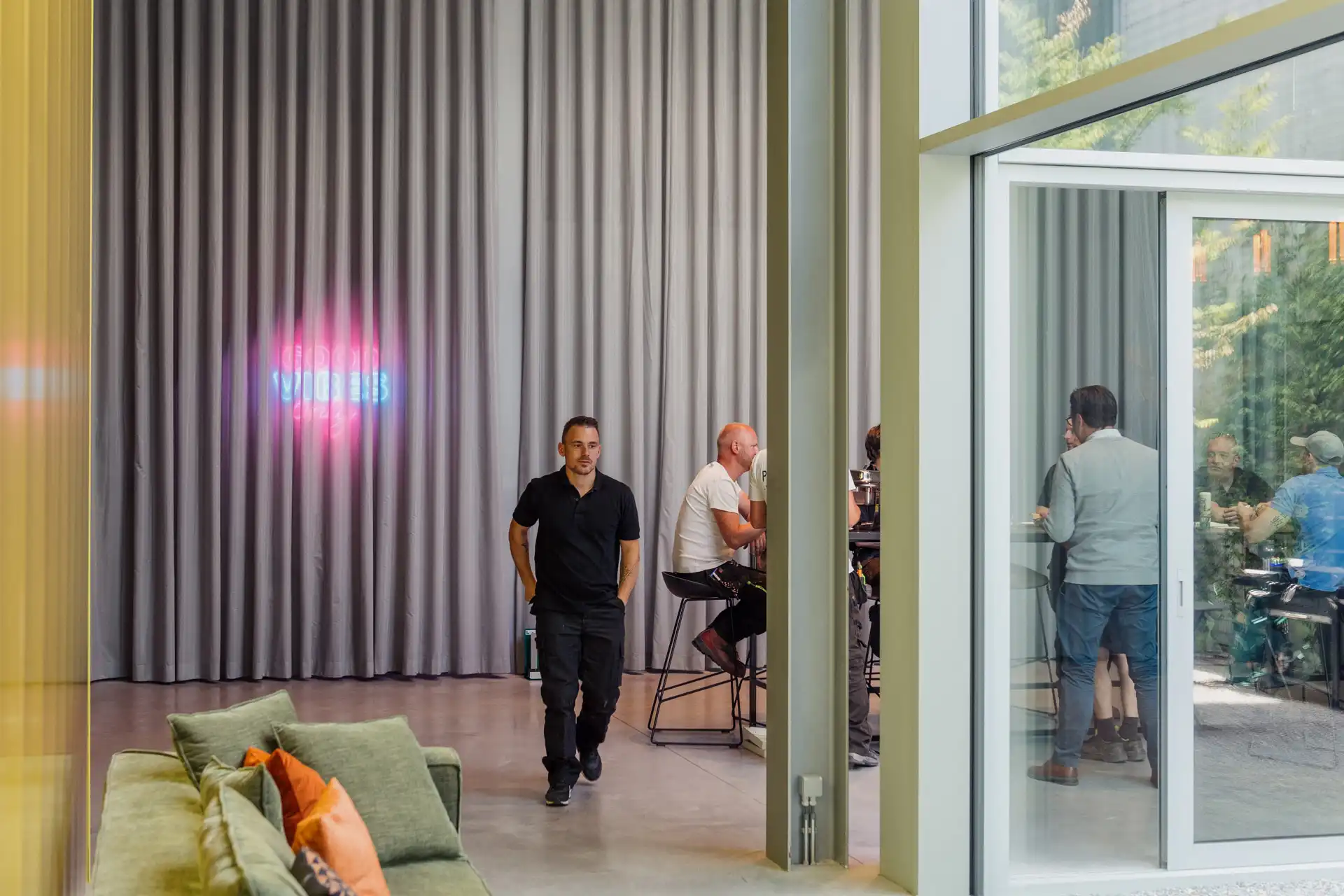 Prachtig bedrijfsgebouw in Zwevegem wegens verhuis foto 8