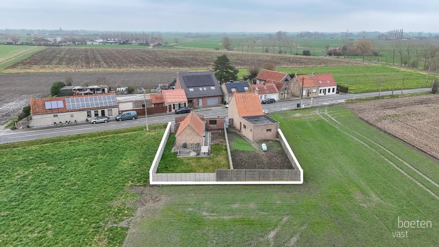 ALVERINGEM: Landhuis met conformiteitsattest, 2 (mog. 3) slaapkamers, interessant bijgebouw en dubbele garage met tuin op 795m² grondopp. foto 16