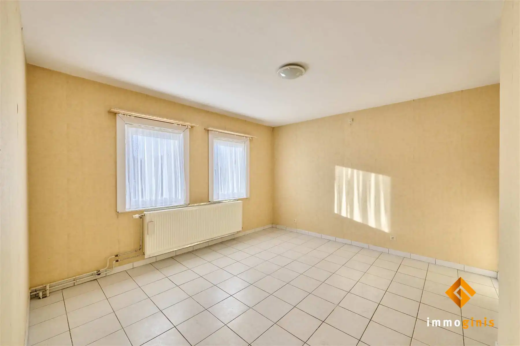 Zéér ruime woning met 5 slaapkamers en 2 badkamers op een ruim perceel van 12a40ca. Uitbreiding op zolder mogelijk! foto 14