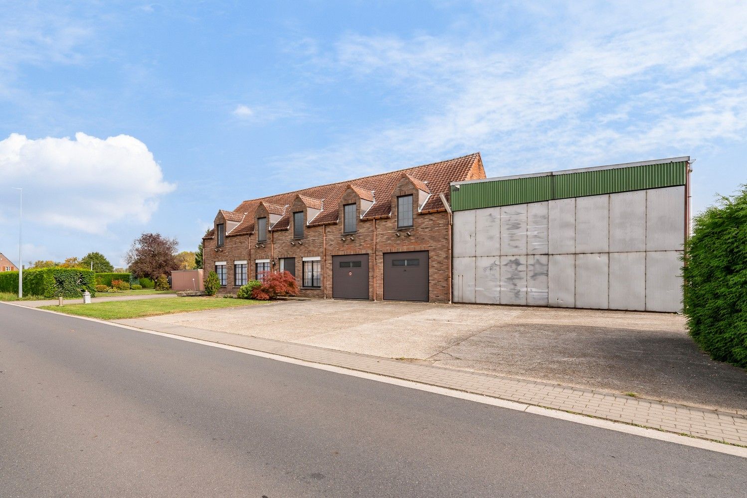 Ruime open bebouwing met loods en garages op ca. 1,7 ha – landelijke ligging in agrarisch gebied. foto 2