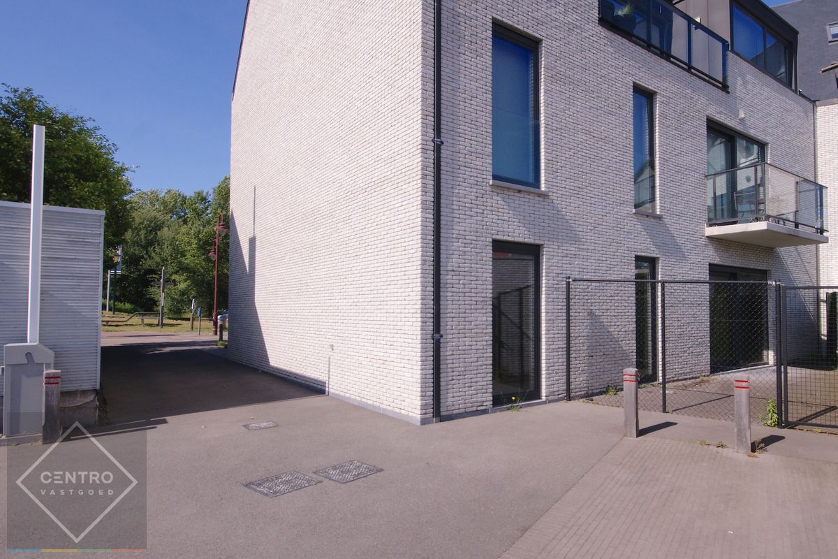 Instapklaar handelsgelijkvloers met garage én parkeerplaats te De Haan! foto 12