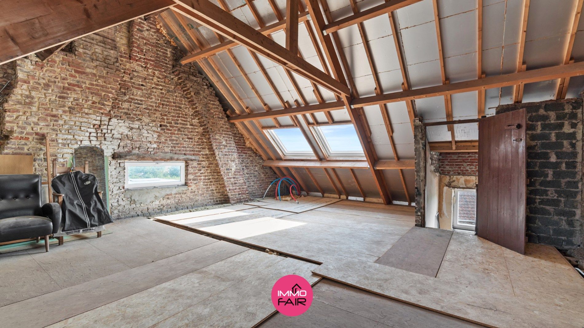 Karakteristieke hoeve met panoramisch zicht aan de achterzijde van het perceel.  foto 16