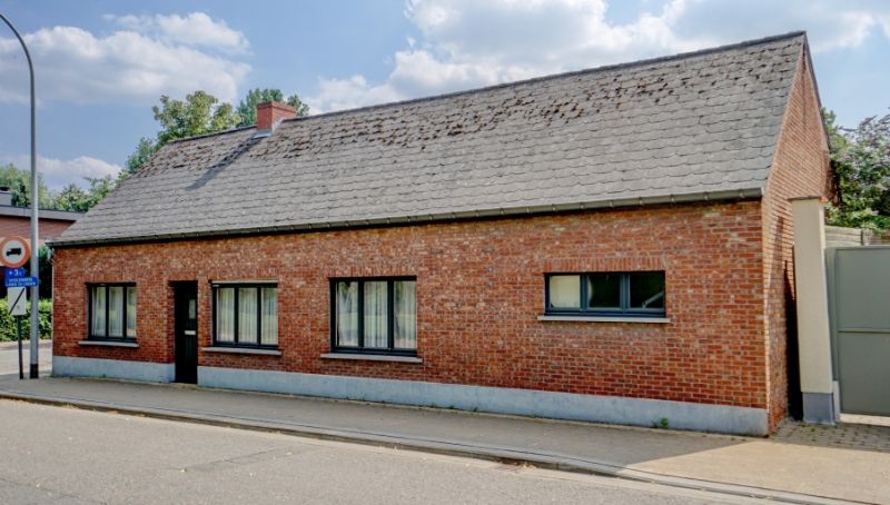 Projectgrond voor meergezinswoningen met af te breken gebouw foto {{pictureIndex}}