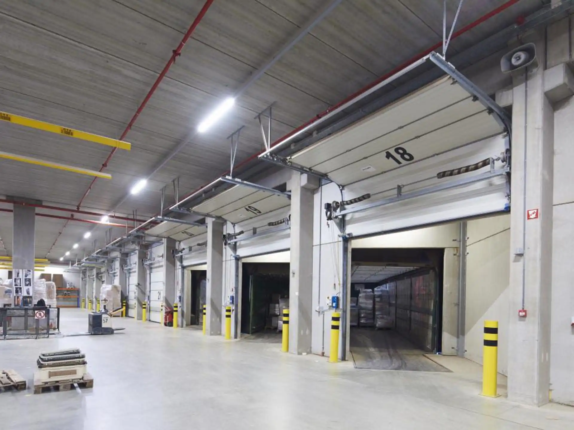 TE HUUR Veelzijdig magazijn foto 8