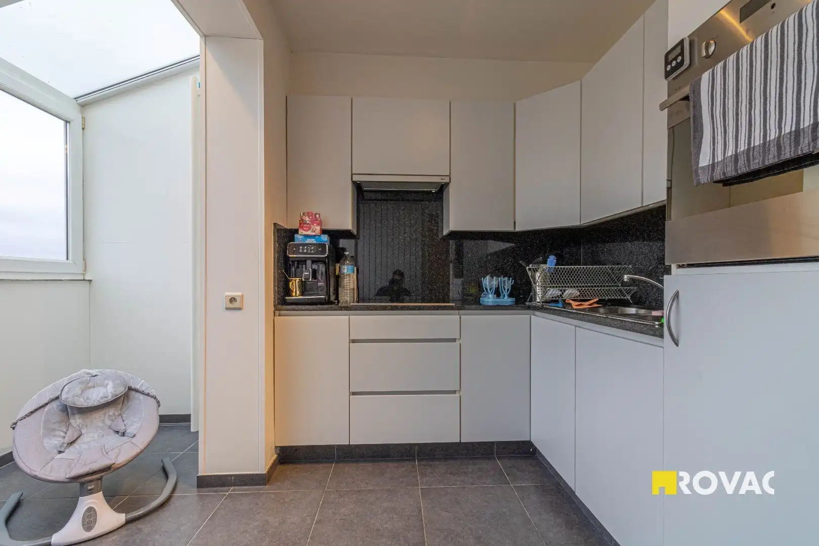 Zeer verzorgd éénslaapkamer appartement met zeer ruim terras nabij het centrum van Roeselare  foto 4