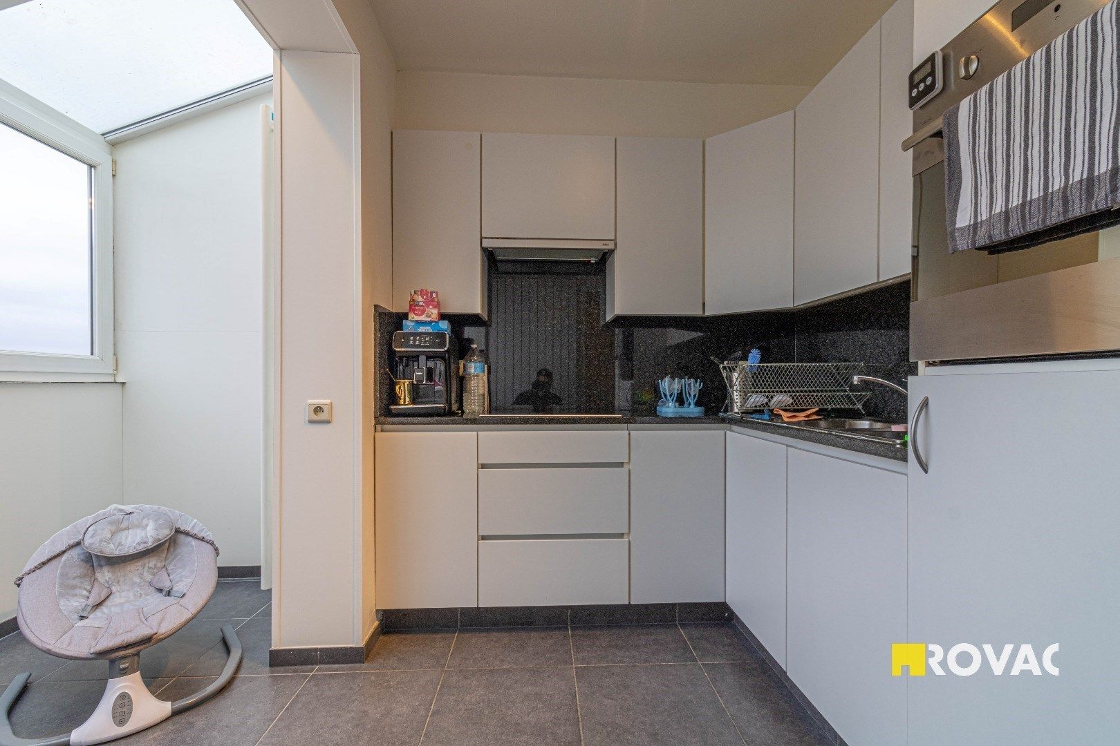 Zeer verzorgd éénslaapkamer appartement met zeer ruim terras nabij het centrum van Roeselare  foto 4